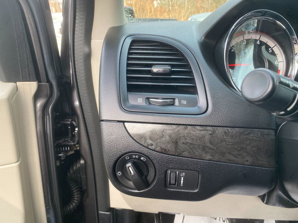 Used 2018 Dodge Grand Caravan SE w/ UConnect Hands-Free Group FWD image 14