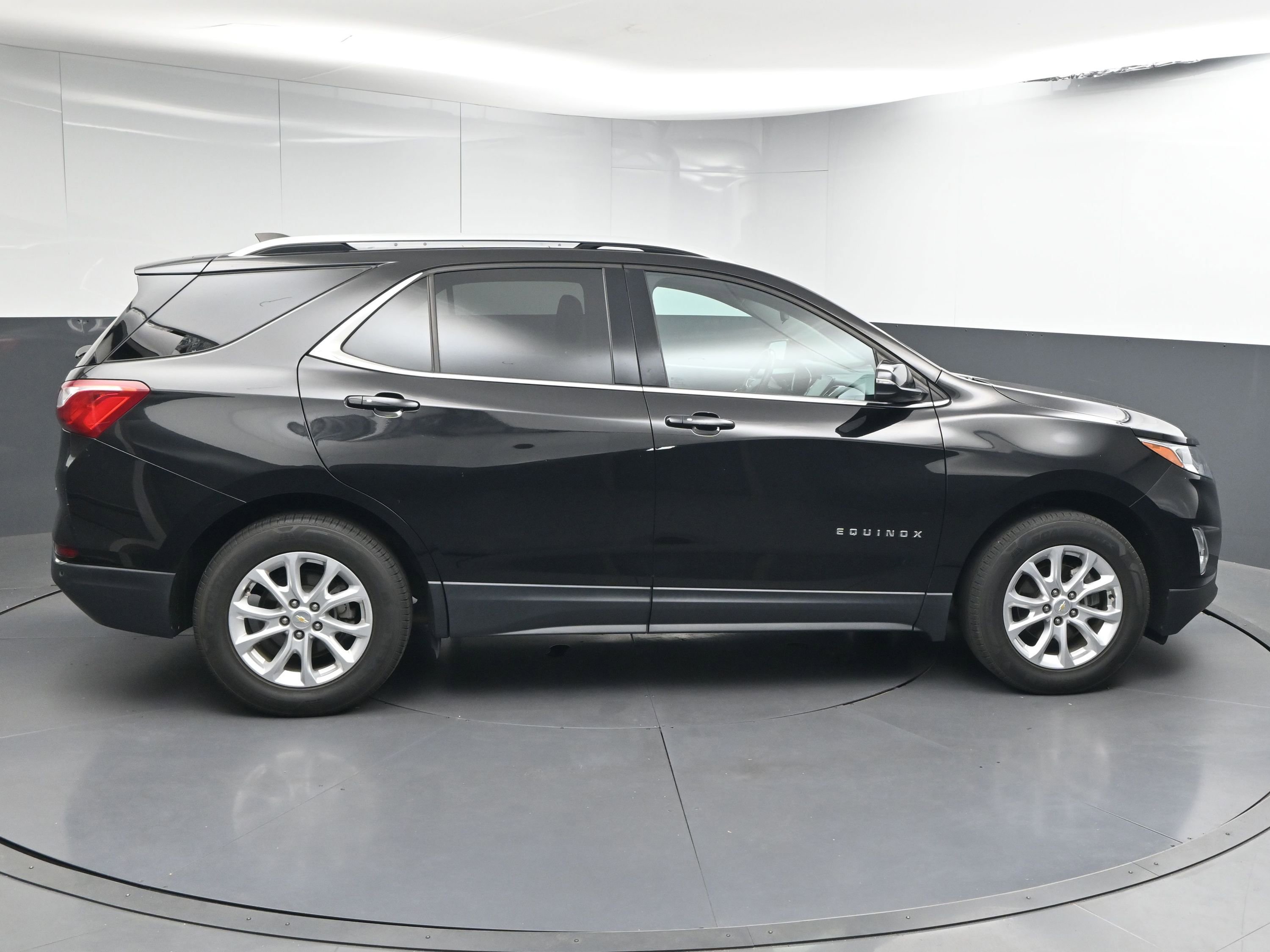 Used 2019 Chevrolet Equinox LT w/ Sun & Navigation Package image 9