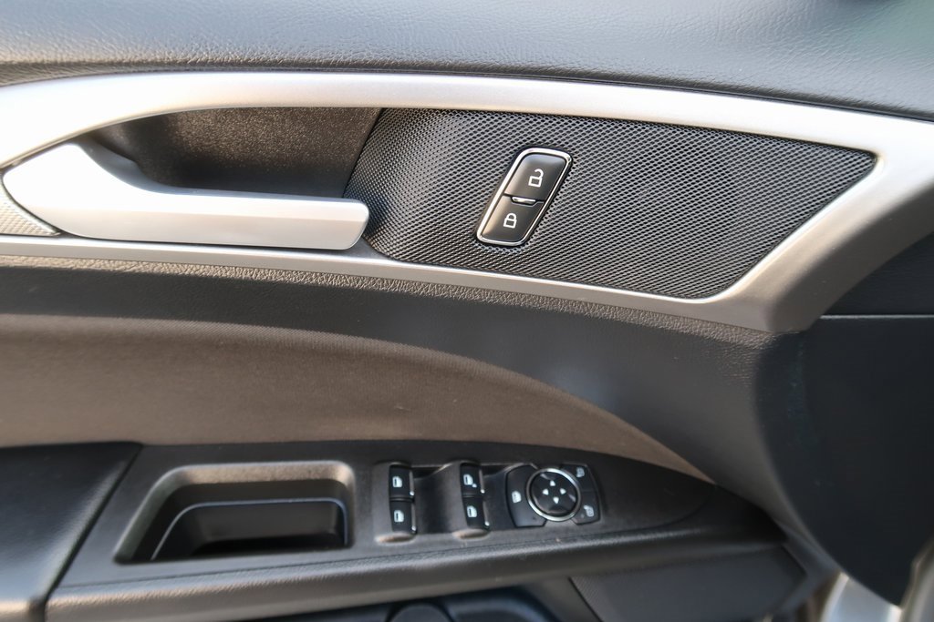 Used 2020 Ford Fusion SE image 14