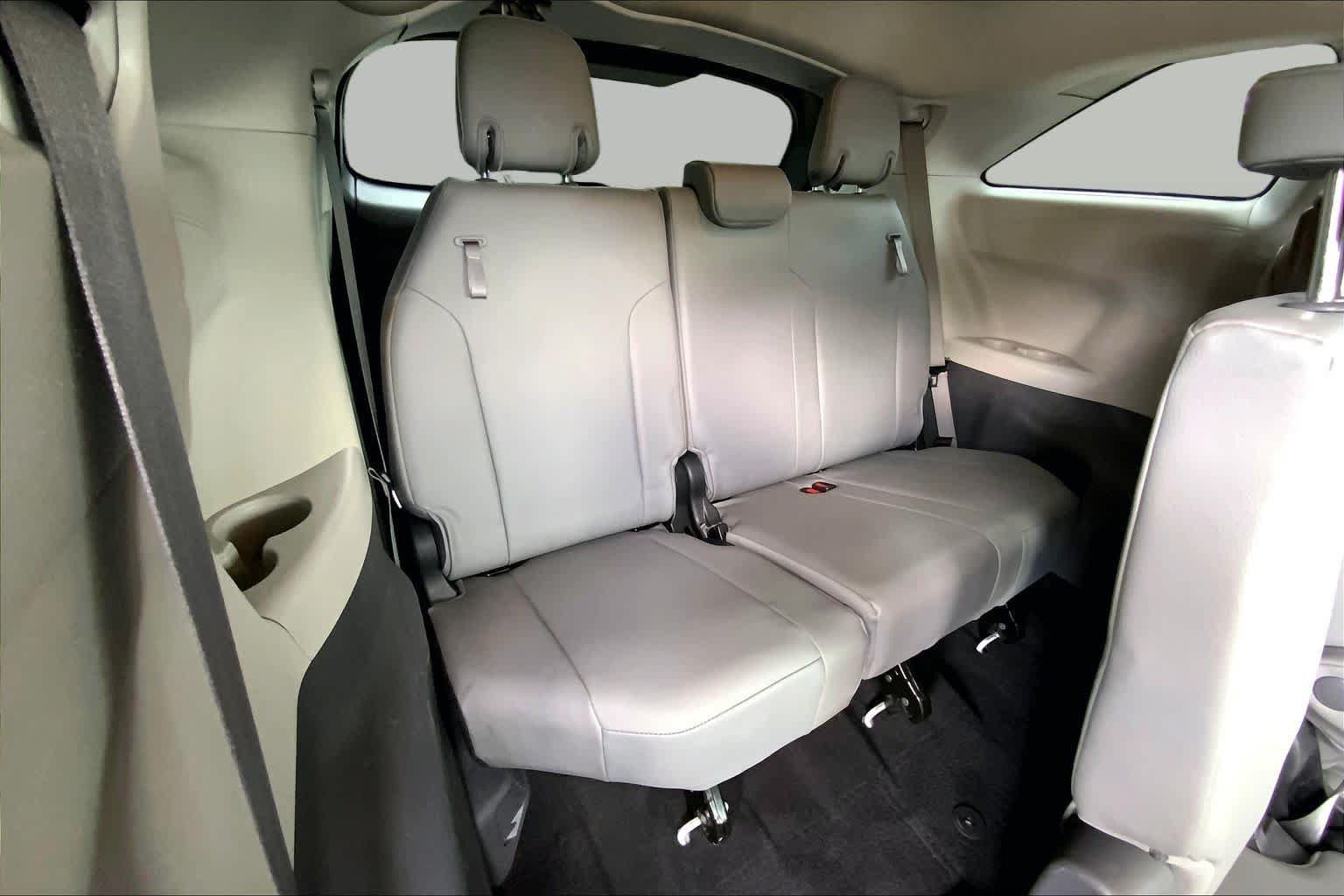 Used 2022 Toyota Sienna XLE FWD image 34