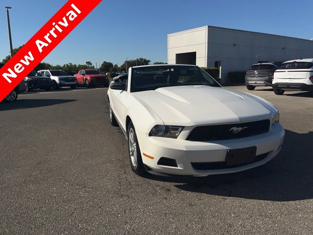 Used 2010 Ford Mustang Convertible image 5
