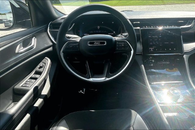 Used 2025 Jeep Grand Cherokee L Altitude AWD/4WD image 5