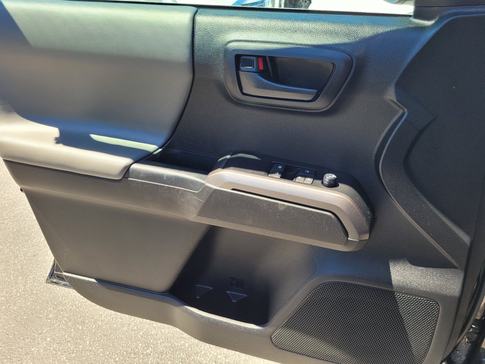 Used 2022 Toyota Tacoma SR5 AWD/4WD image 24