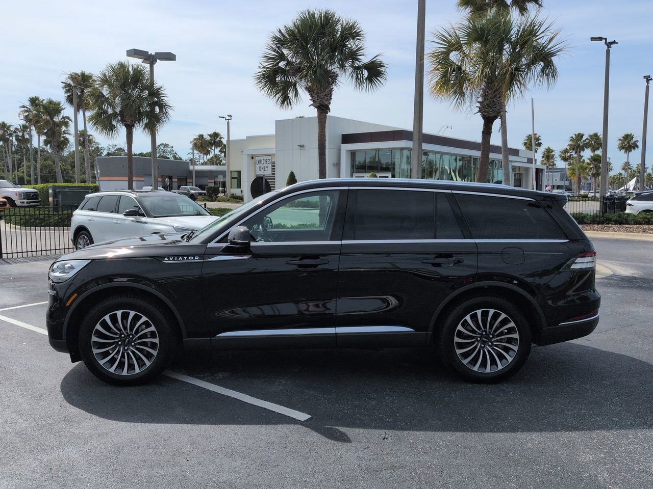 Used 2023 Lincoln Aviator Reserve w/ Equipment Group 201A AWD/4WD image 7