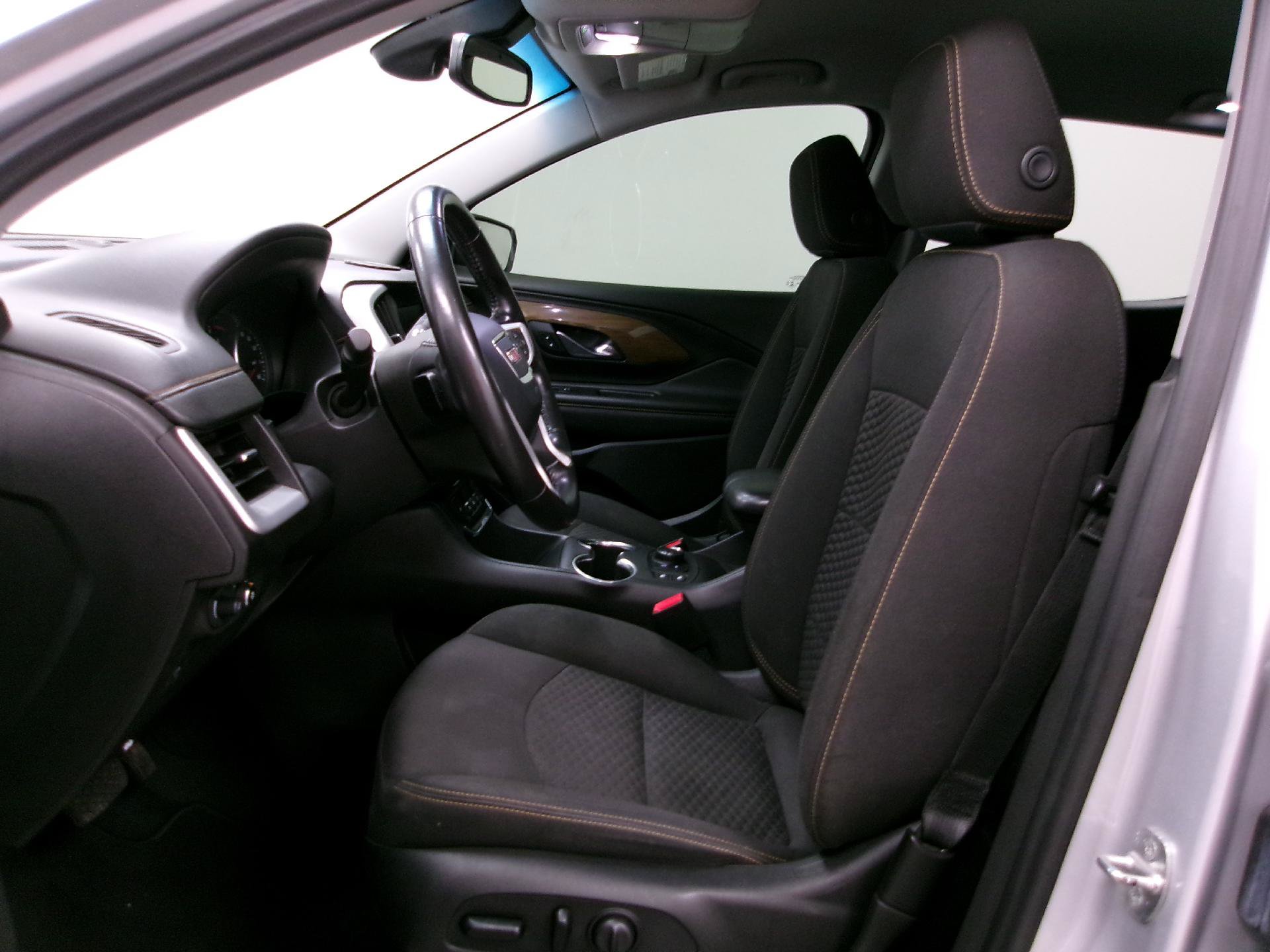 Used 2020 GMC Terrain SLE w/ Driver Convenience Package FWD image 8