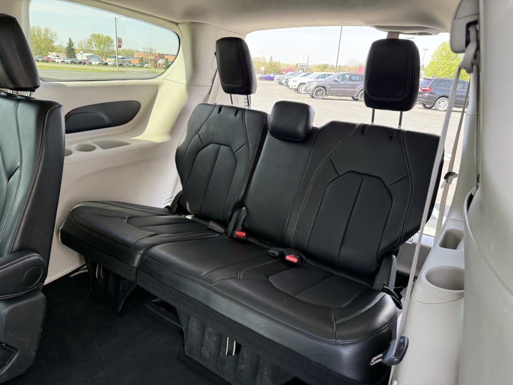 Used 2024 Chrysler Pacifica Touring-L FWD image 16
