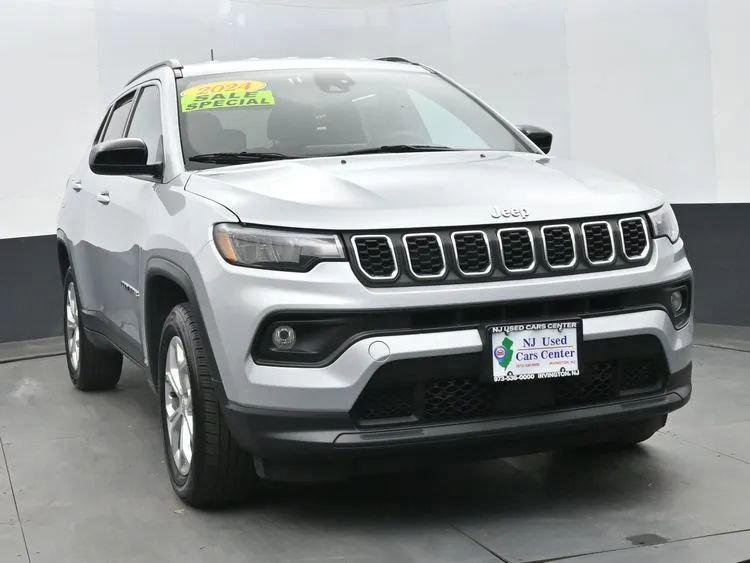 Used 2024 Jeep Compass Latitude image 3