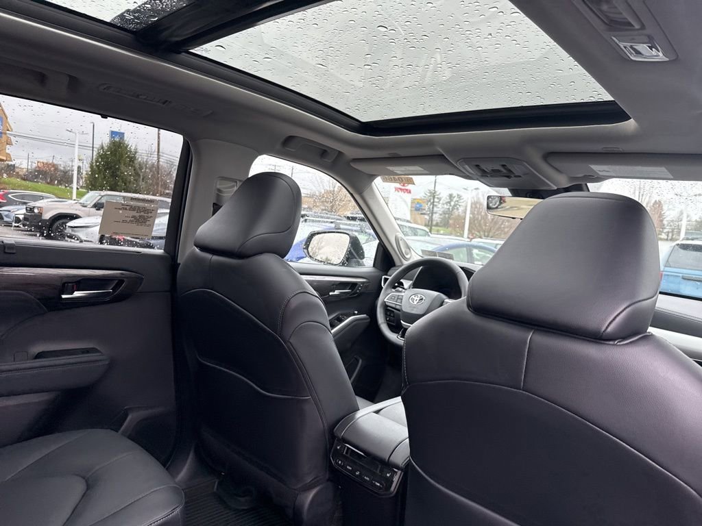 New 2026 Toyota Highlander Platinum image 14