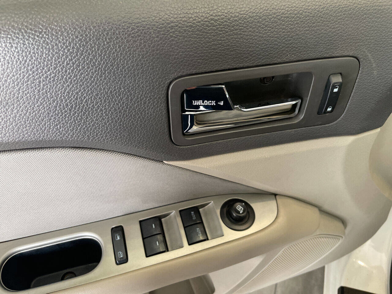 Used 2012 Ford Fusion SEL image 25