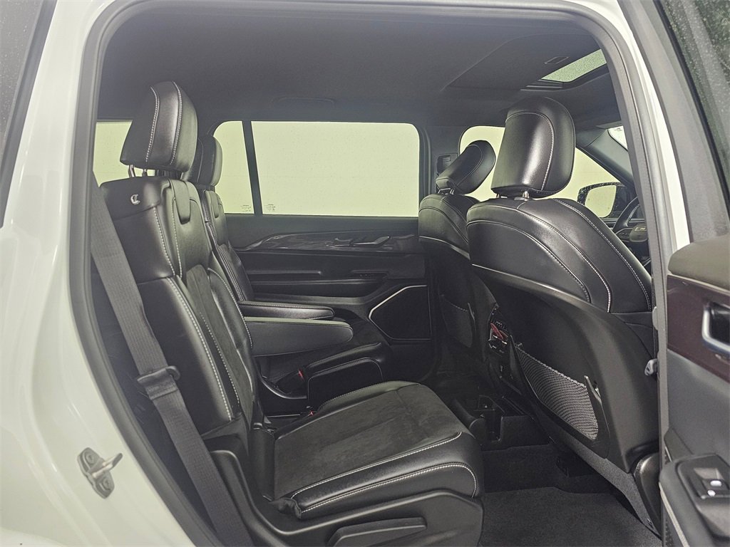 Used 2022 Jeep Grand Cherokee L Laredo image 13