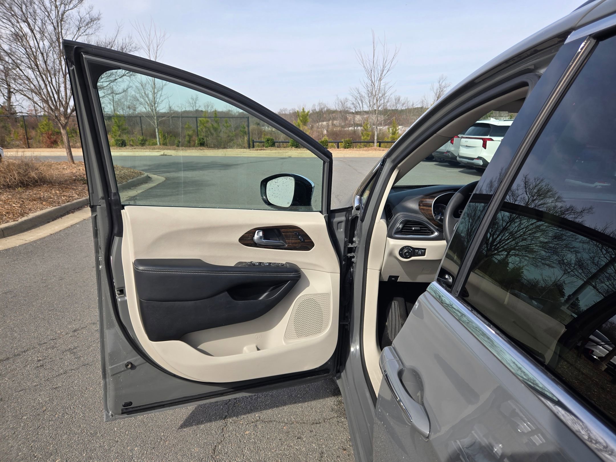 Used 2023 Chrysler Pacifica Limited image 20