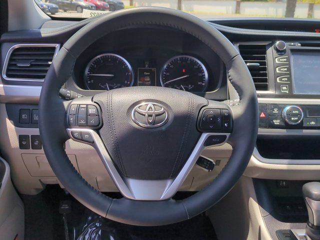 Used 2016 Toyota Highlander Limited Platinum FWD image 17