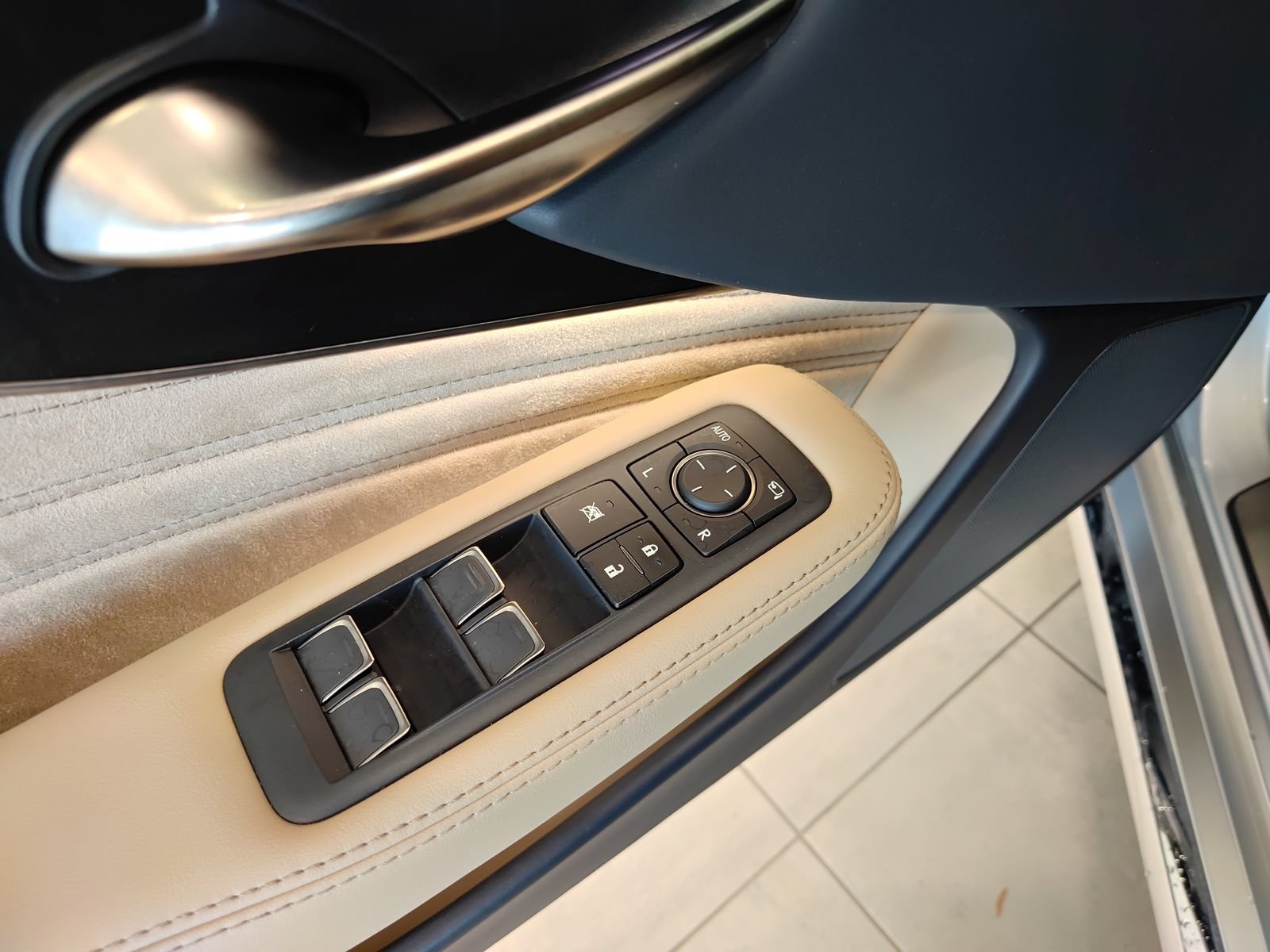 Used 2024 Lexus LS 500 RWD image 11