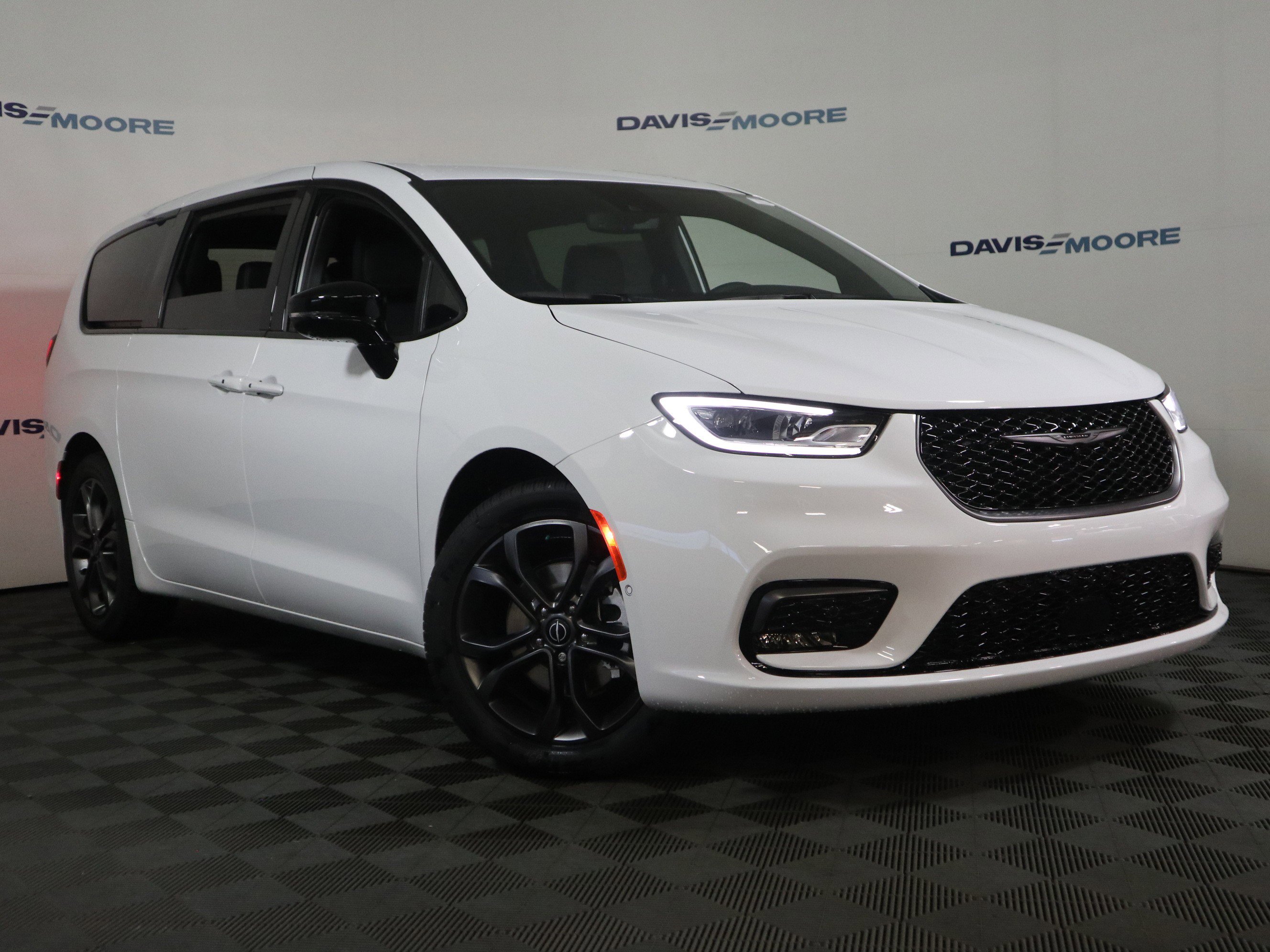 New 2026 Chrysler Pacifica Select image 2