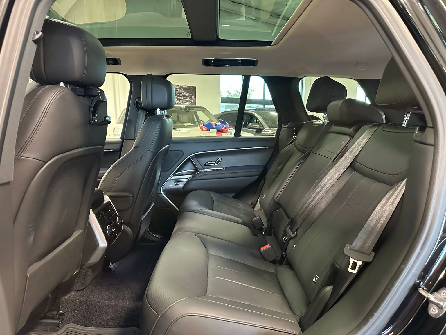 Used 2023 Land Rover Range Rover SE image 33