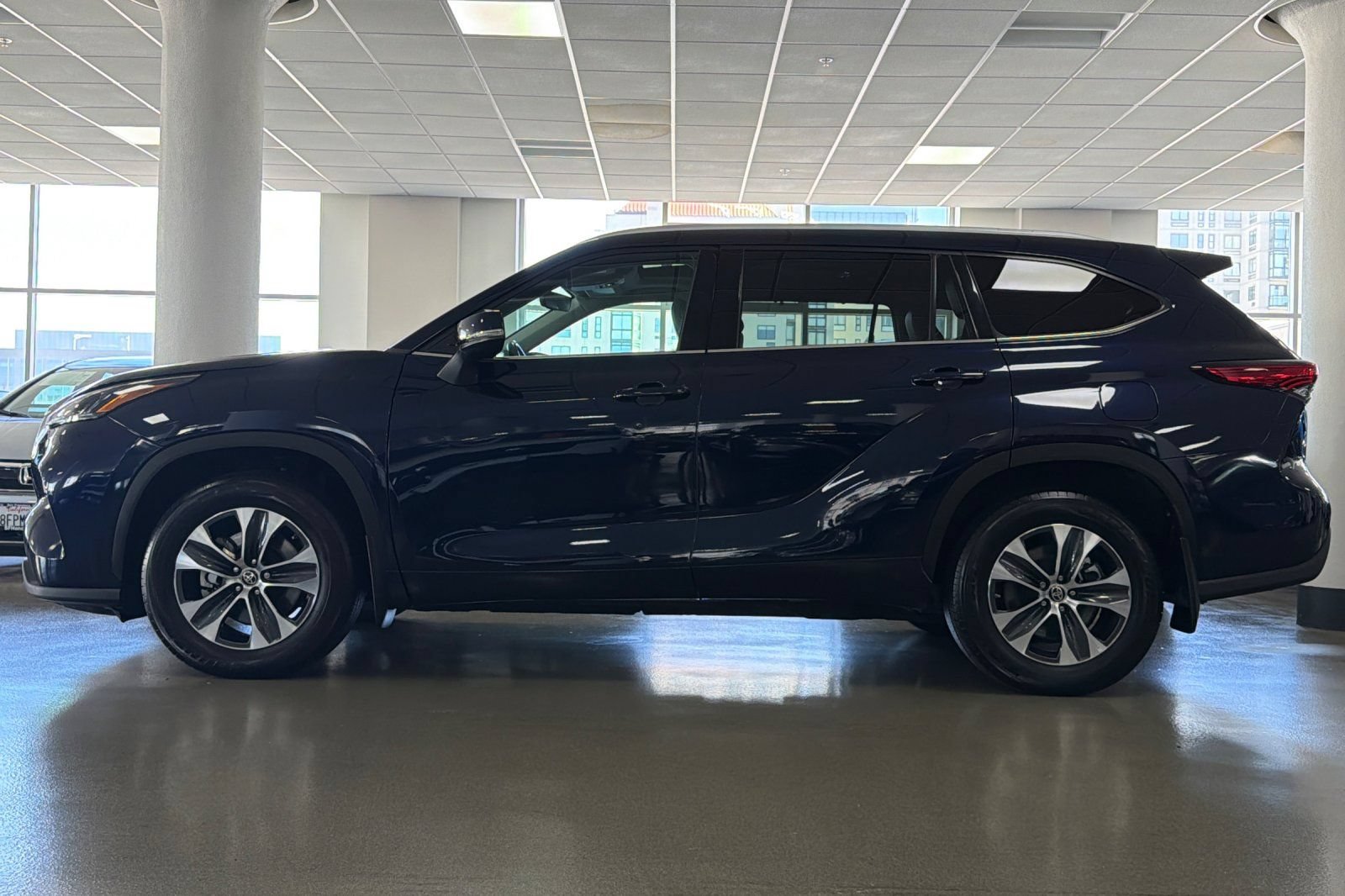 Used 2022 Toyota Highlander XLE AWD/4WD image 10
