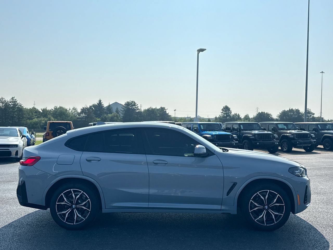 Used 2023 BMW X4 xDrive30i w/ M Sport Package AWD/4WD image 2