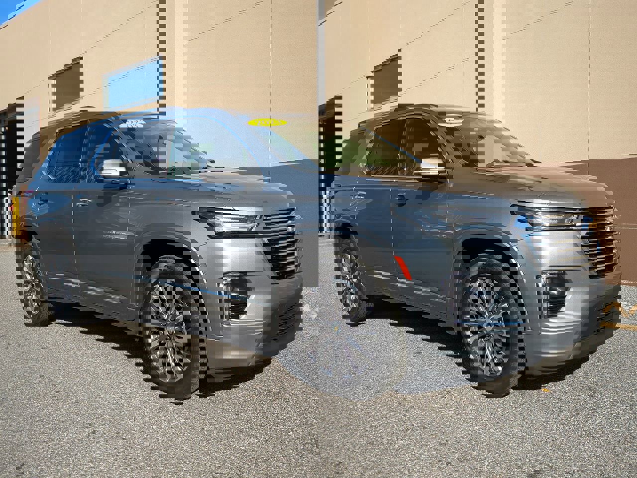 Used 2023 Chevrolet Traverse Premier image 2