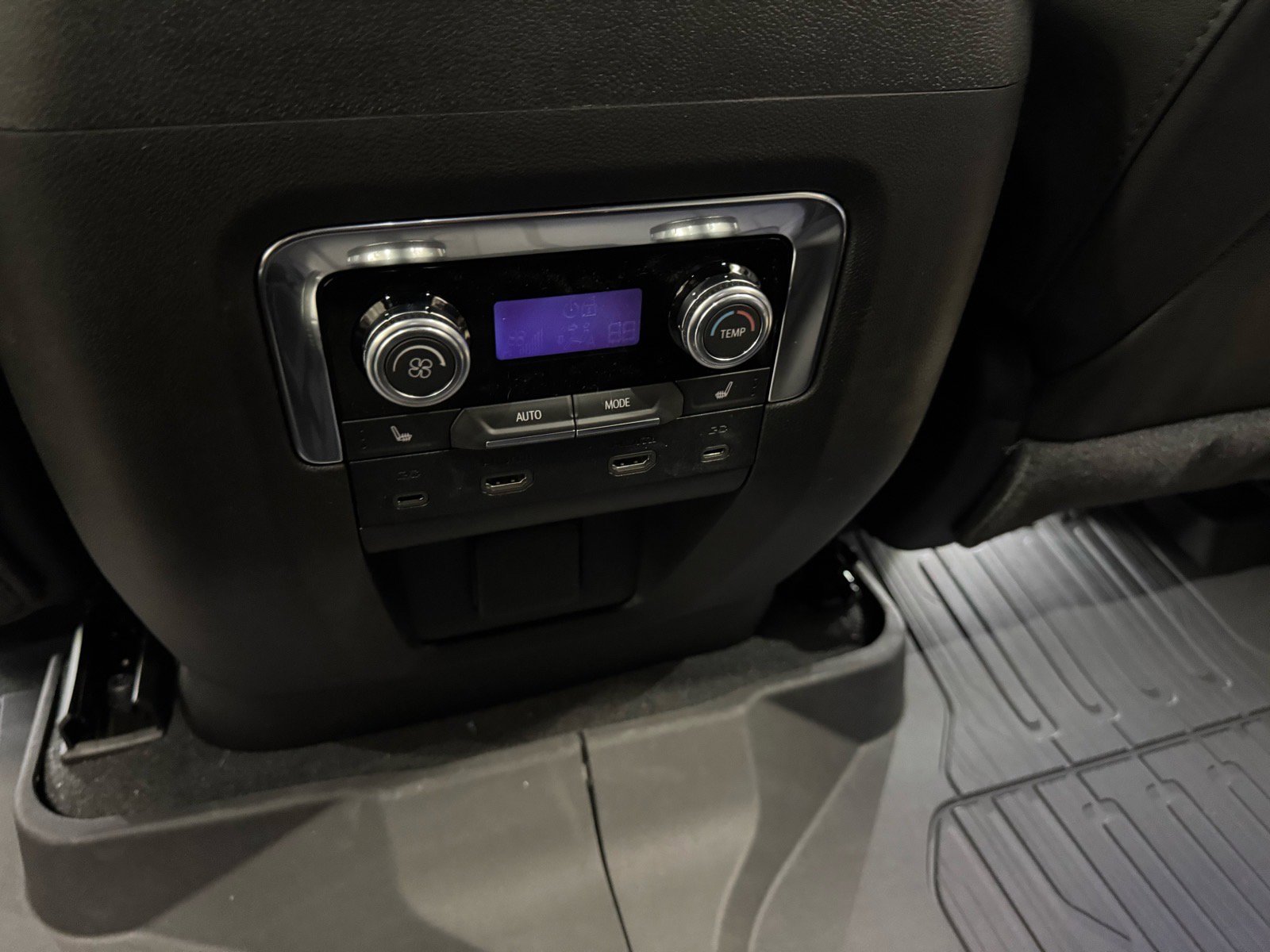 New 2026 GMC Yukon XL AT4 w/ AT4 Premium Plus Package AWD/4WD image 13