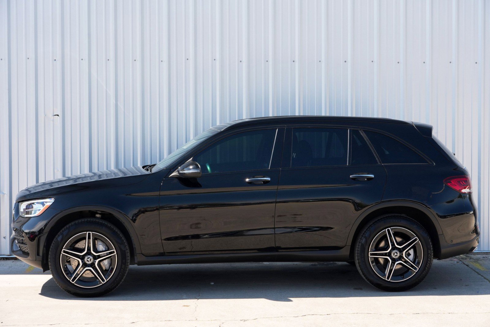 Used 2022 Mercedes-Benz GLC 300 4MATIC w/ AMG Line image 46