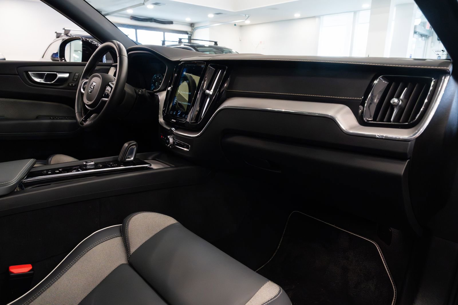 Used 2021 Volvo XC60 T8 R-Design w/ Advanced Package AWD/4WD image 26