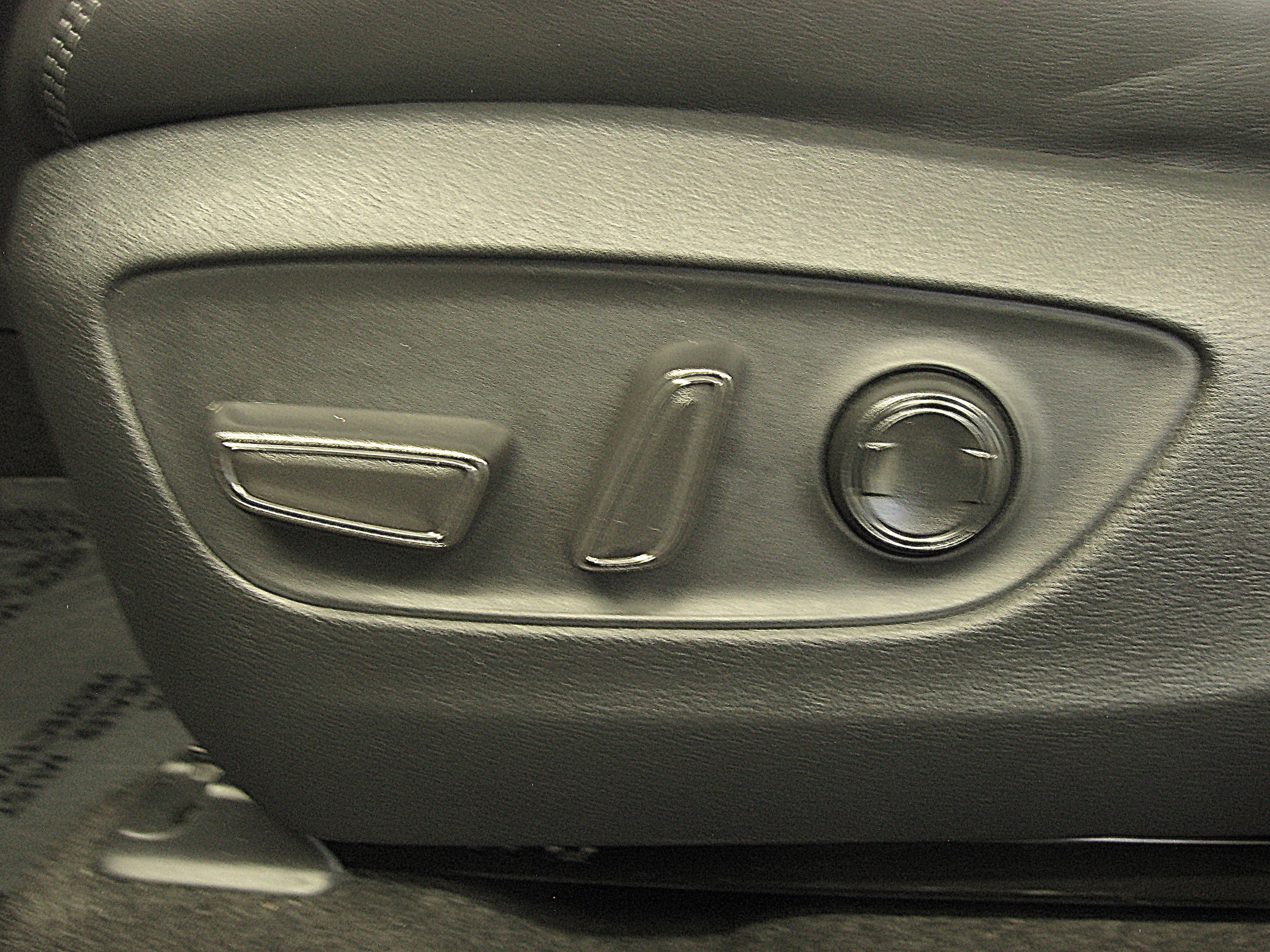 Used 2023 Toyota RAV4 XLE Premium image 13