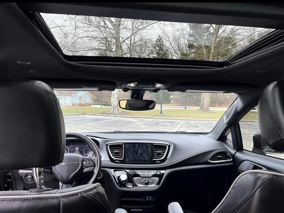 Used 2020 Chrysler Pacifica Limited w/ S Appearance Package image 9