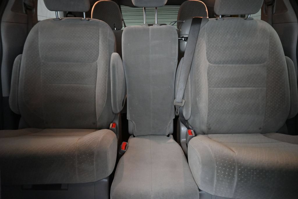 Used 2018 Toyota Sienna LE w/ Carpet Mat Package FWD image 28
