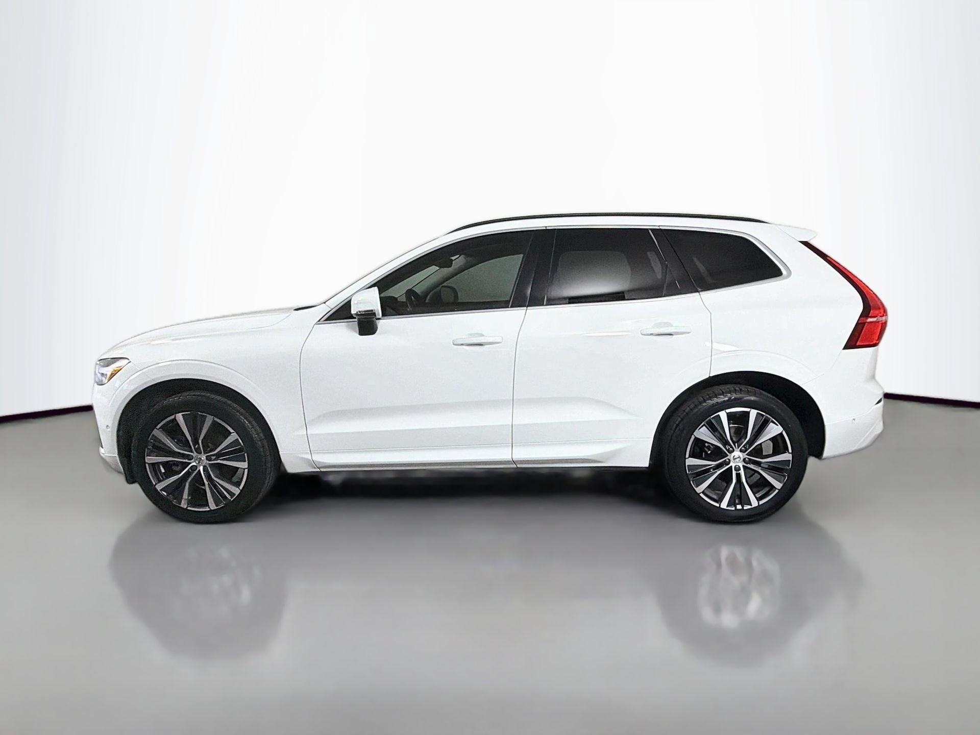 Certified 2022 Volvo XC60 B5 Momentum w/ Advanced Package FWD image 9