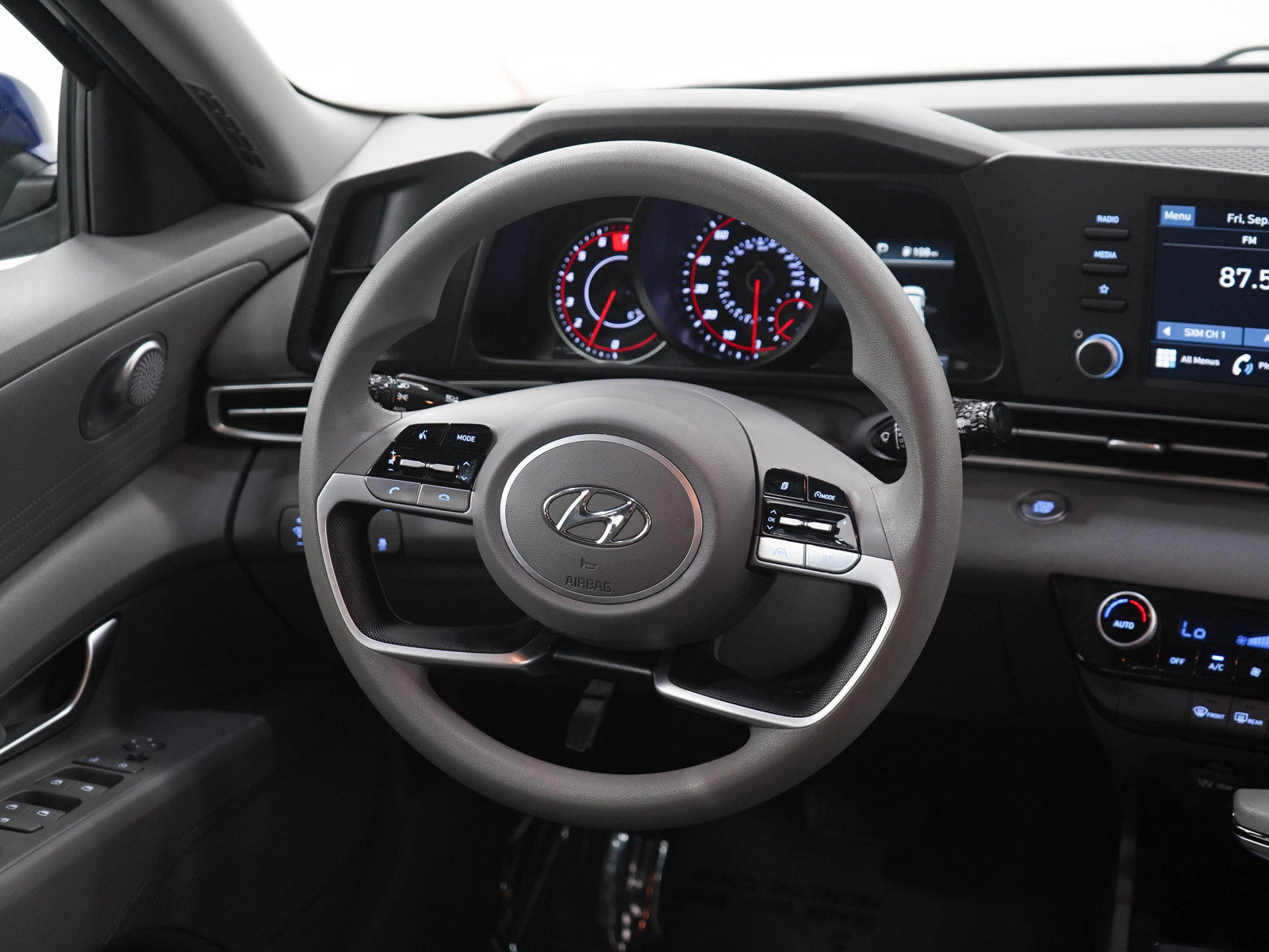 Used 2023 Hyundai Elantra SEL FWD image 14
