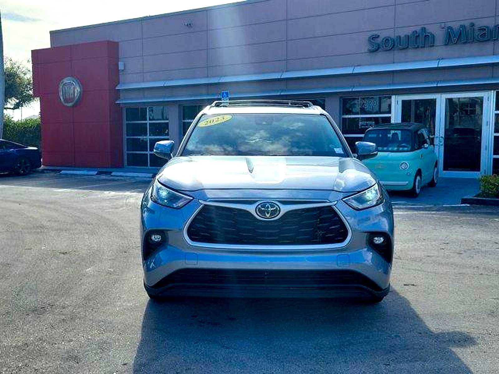 Used 2023 Toyota Highlander XLE FWD image 2