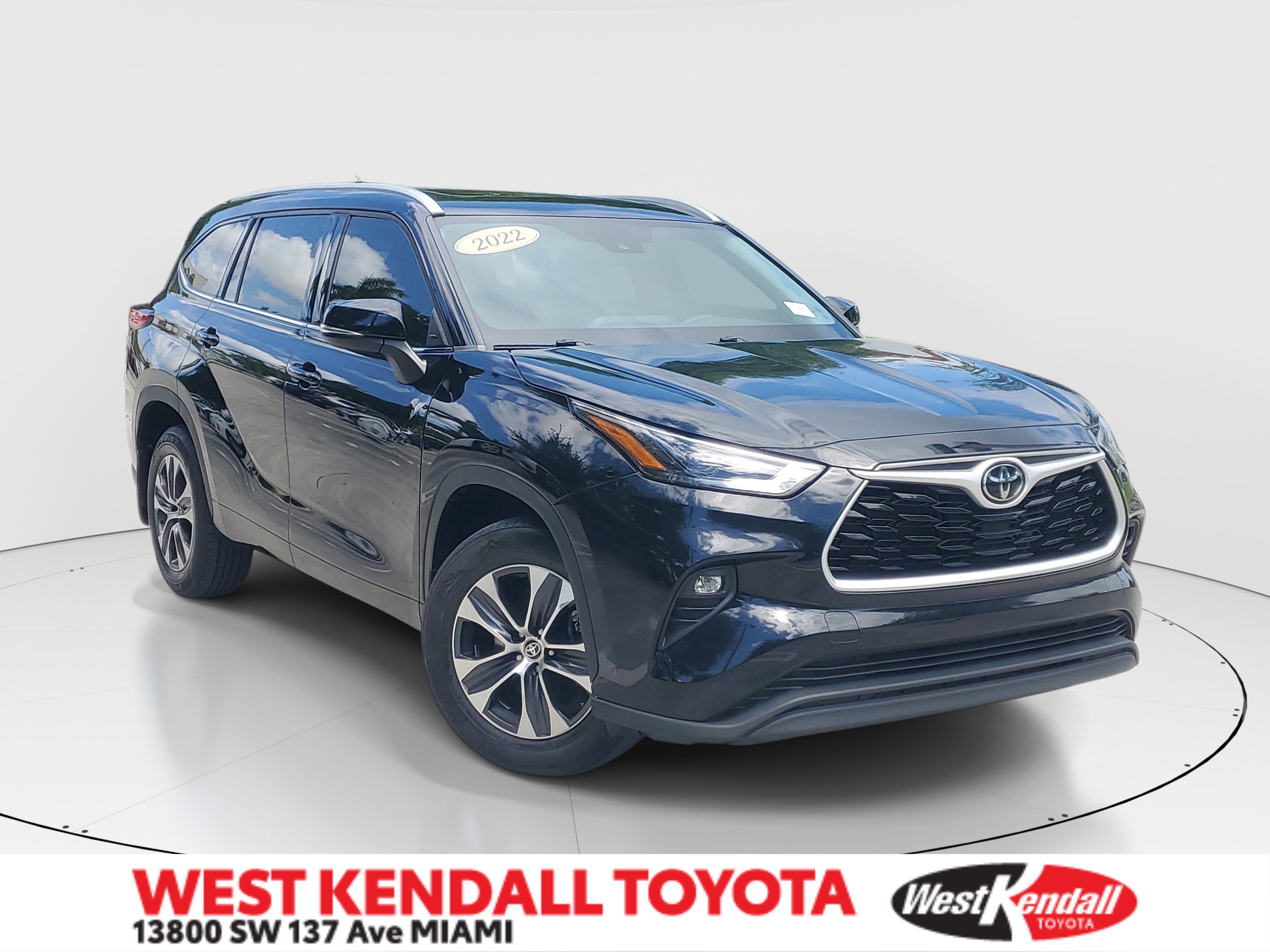 Used 2022 Toyota Highlander XLE AWD/4WD image 1