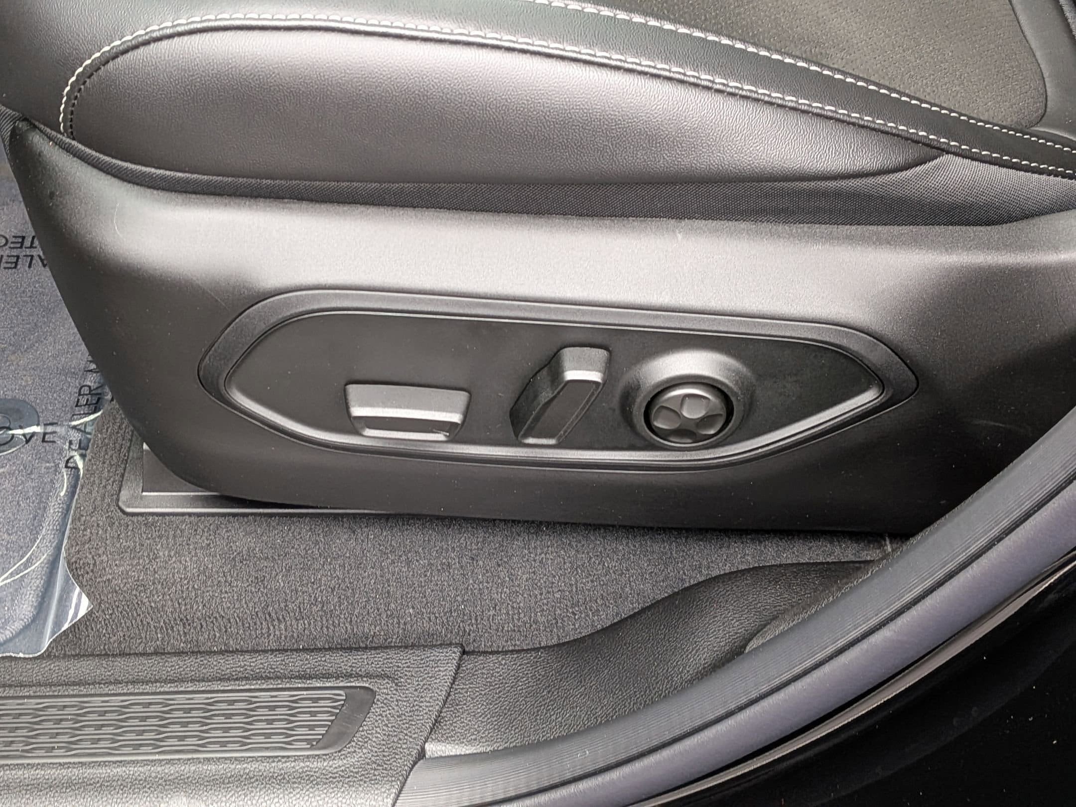 Used 2025 Jeep Grand Cherokee L Altitude RWD image 14