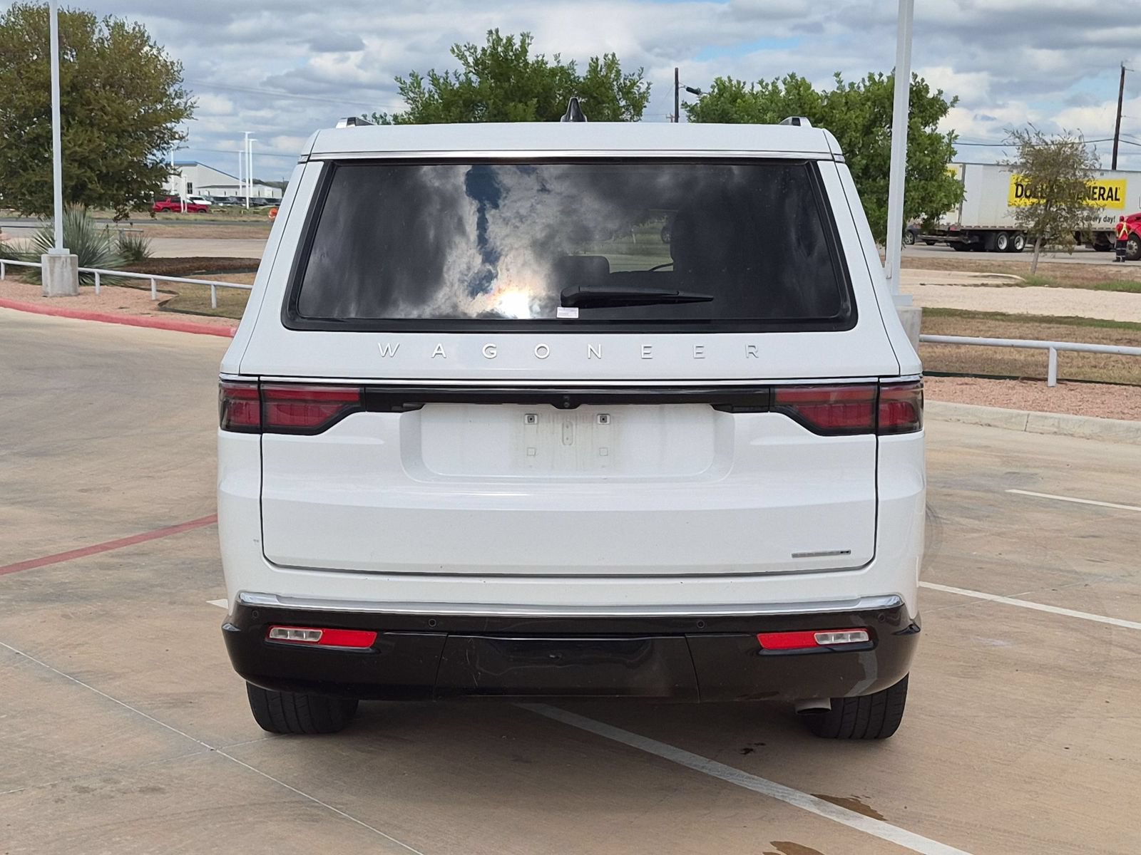 Used 2024 Jeep Wagoneer L Series II w/ Flexible Seating Group RWD image 4