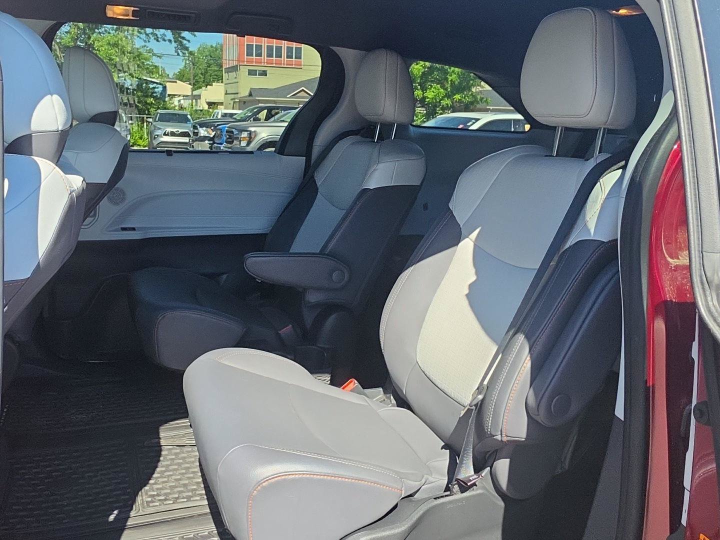 Used 2022 Toyota Sienna XSE FWD image 10