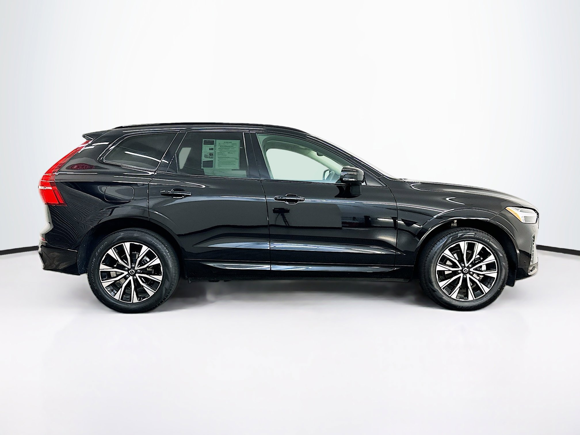 Used 2025 Volvo XC60 B5 Core AWD/4WD image 10