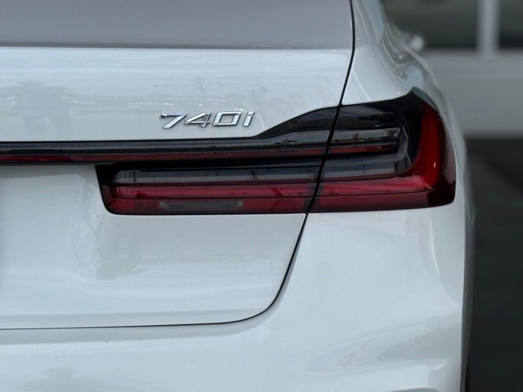 Used 2022 BMW 740i w/ M Sport Package RWD image 13