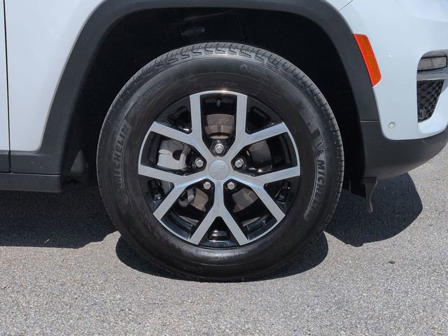 Used 2023 Jeep Grand Cherokee Limited w/ Luxury Tech Group II AWD/4WD image 11
