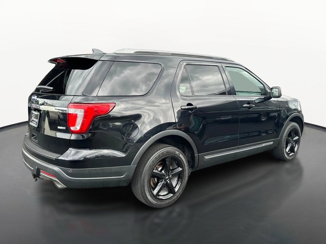 Used 2018 Ford Explorer XLT AWD/4WD image 3