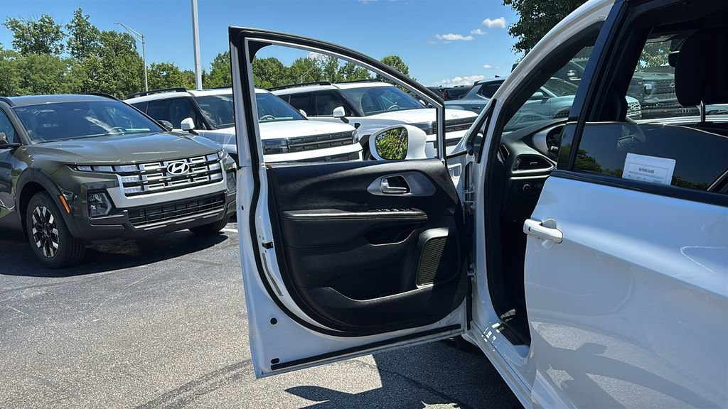 Used 2018 Chrysler Pacifica Touring Plus FWD image 11