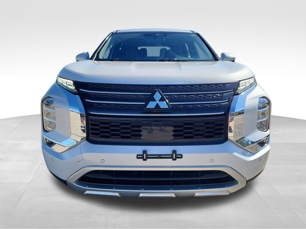 Used 2024 Mitsubishi Outlander SE Black Edition image 2