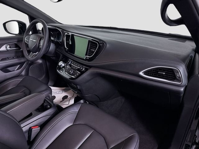 Used 2025 Chrysler Pacifica Select image 29