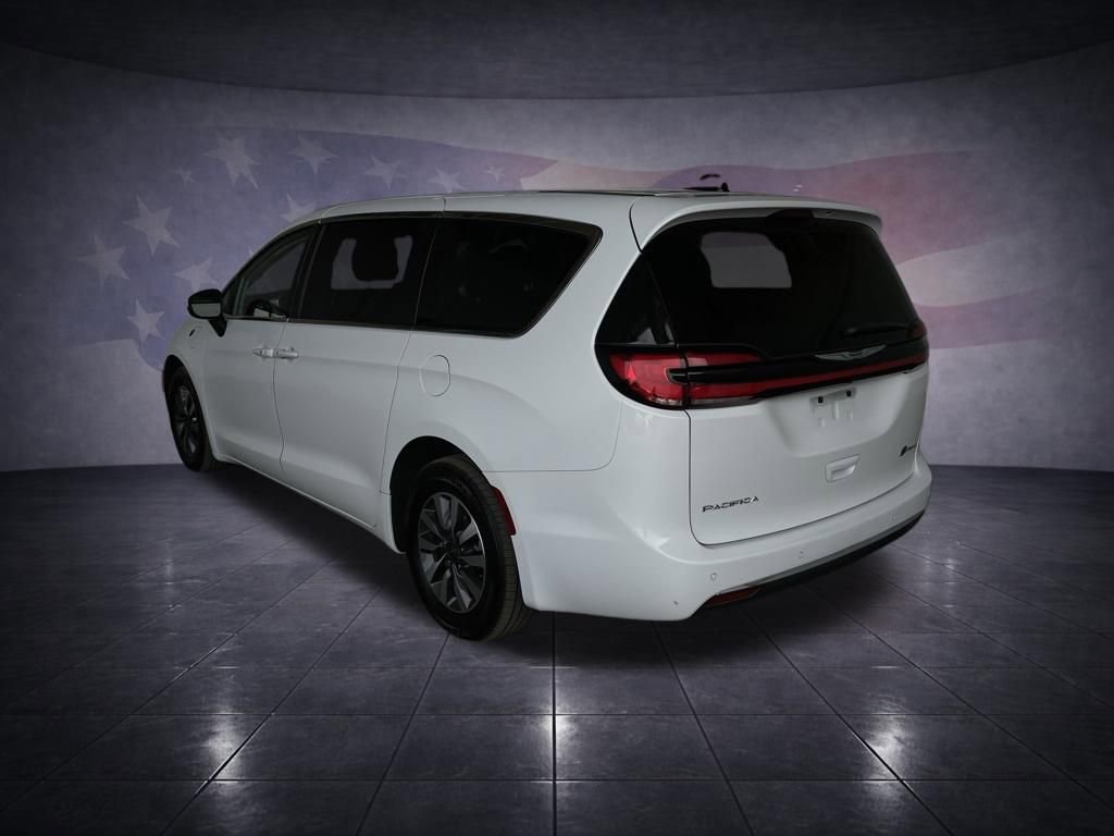 Used 2023 Chrysler Pacifica Touring-L image 3