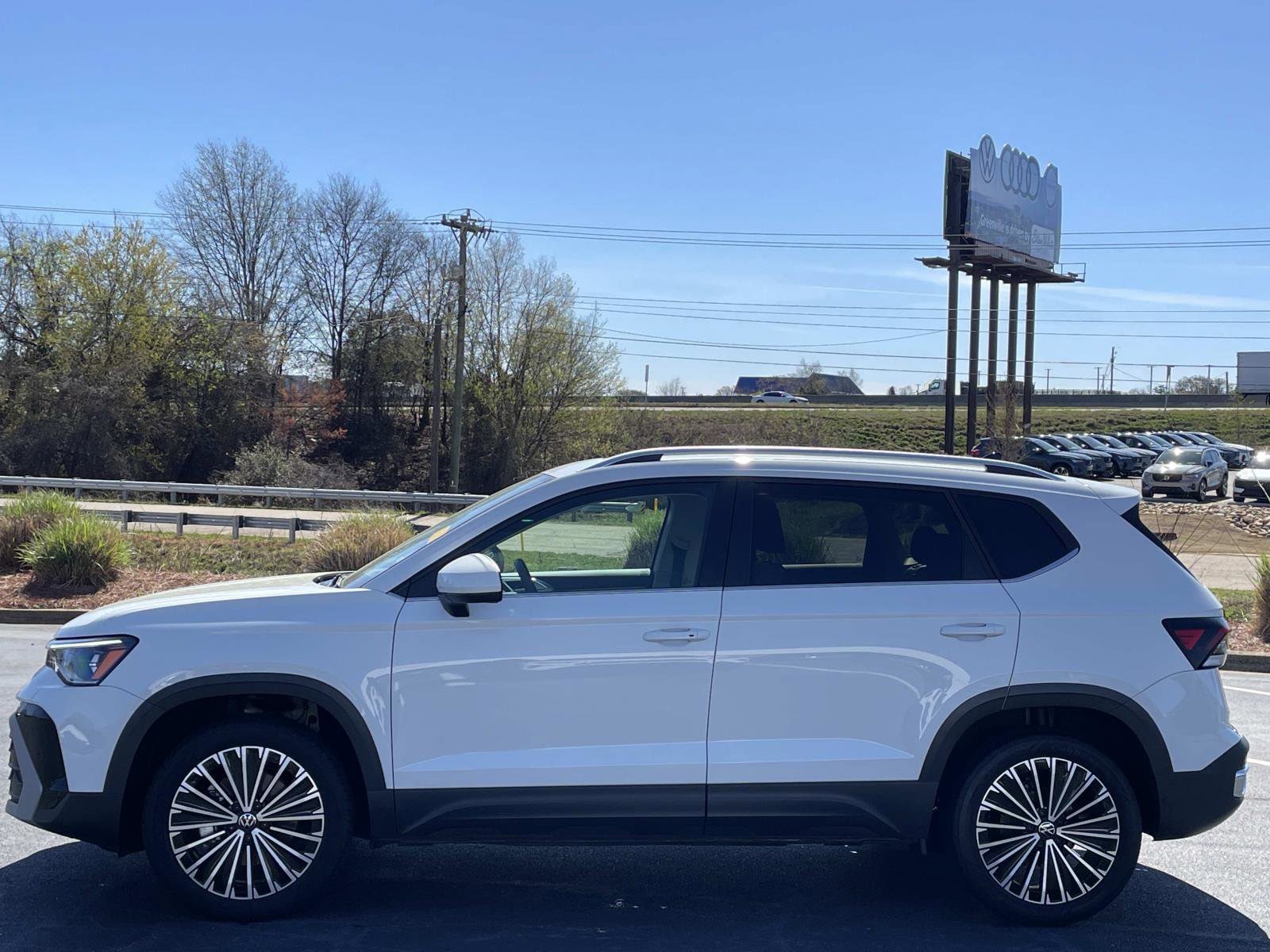 Certified 2025 Volkswagen Taos SE w/ Panoramic Sunroof Package FWD image 4