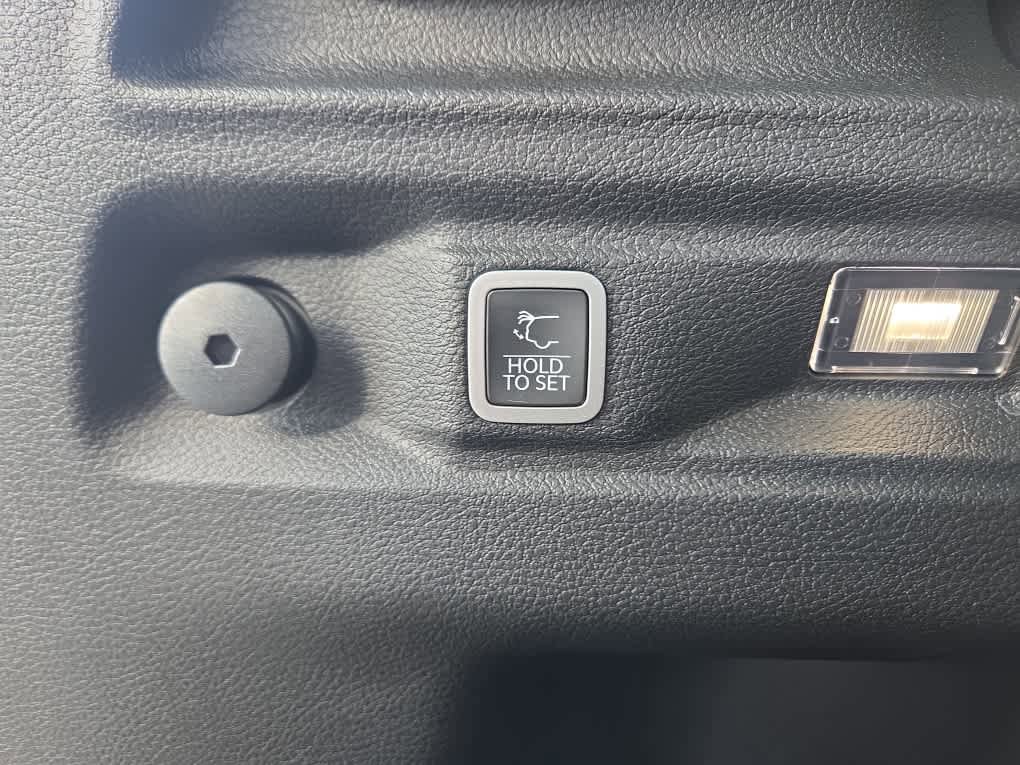 Used 2025 Jeep Grand Cherokee L Altitude AWD/4WD image 7
