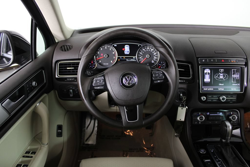 Used 2017 Volkswagen Touareg Sport AWD/4WD image 6
