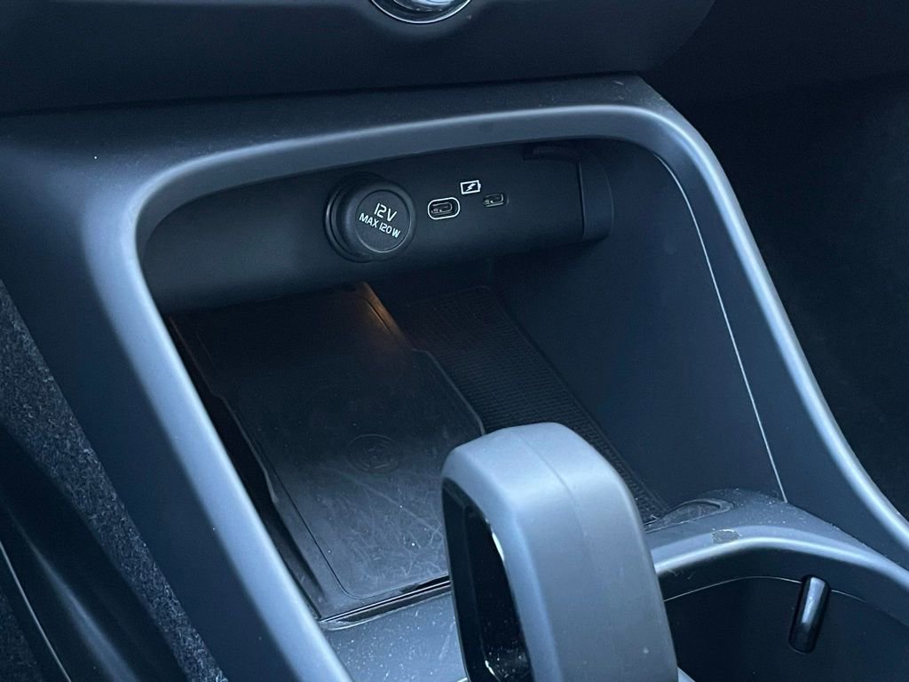 Used 2025 Volvo XC40 B5 Core image 19