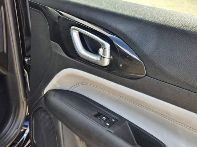 Used 2025 Jeep Compass Limited image 28