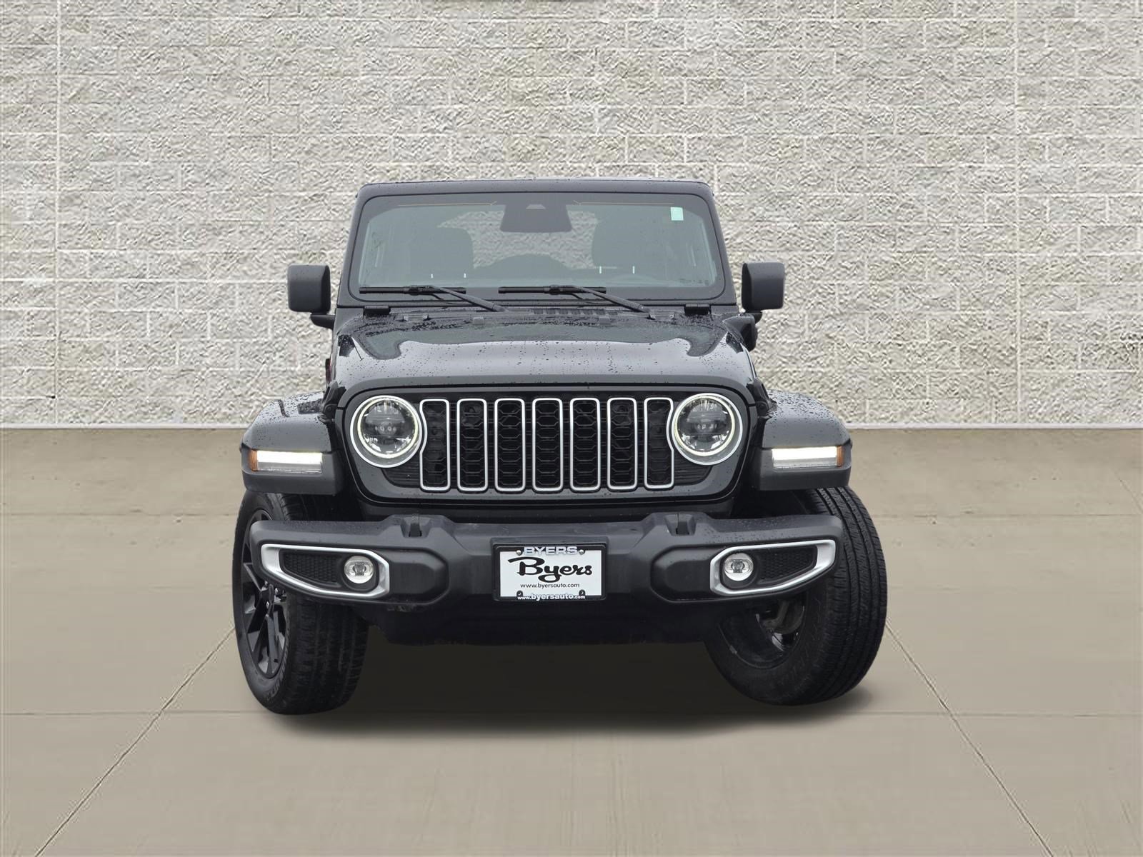 Used 2025 Jeep Wrangler Sahara image 2