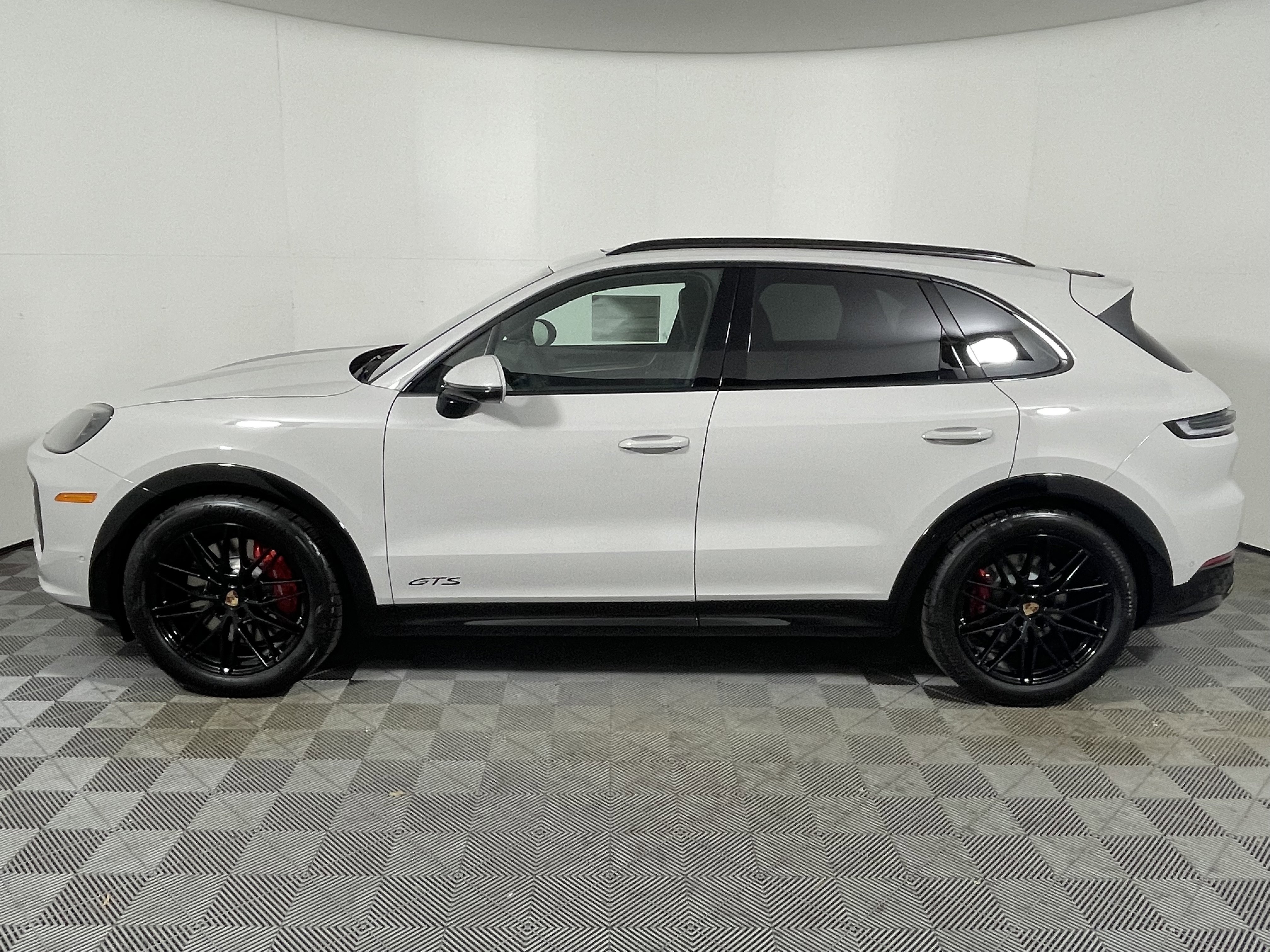 New 2026 Porsche Cayenne GTS image 2